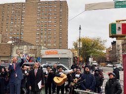 Además de mariachis, inmigrantes mexicanos acudieron a la ceremonia y se tomaron fotos junto a Ebrard. AP/C. Torrens