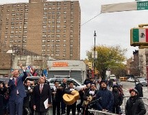 Además de mariachis, inmigrantes mexicanos acudieron a la ceremonia y se tomaron fotos junto a Ebrard. AP/C. Torrens