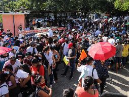 Grupos de personas se aglomeran para ser vacunados contra el COVID-19 este lunes en Acapulco, Guerrero. EFE/D. Guzmán