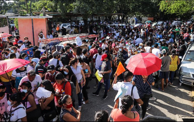 Grupos de personas se aglomeran para ser vacunados contra el COVID-19 este lunes en Acapulco, Guerrero. EFE/D. Guzmán