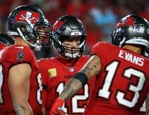 Tom Brady charla con Mike Evans, que ayer se convirtió en el líder histórico en touchdowns para los Tampa Bay Buccaneers. AFP/M. Ehrmann