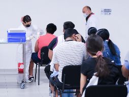 Menores de 15 a 17 años comenzaron a recibir la vacuna anti COVID-19 este martes en 39 unidades médicas de Jalisco. ESPECIAL/SSJ