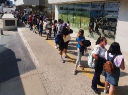 Menores de 15 a 17 años acuden hoy a recibir la vacuna anti COVID-19 en el hospital de Zoquipan. EL INFORMADOR/G. Gallo