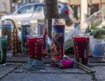 Veladoras y flores se aprecian en el sitio donde ocurrió el atropellamiento masivo. AFP/J. Vondruska
