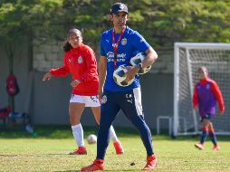 Edgar Mejía. El técnico de Chivas Femenil en entrenamiento matutino. Imago7