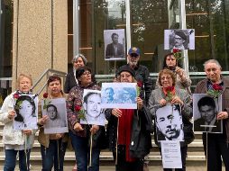 Festejan. A las afueras del Tribunal Federal de Sídney activistas chilenos celebraron la decisión, con las fotos y nombres de las personas desaparecidas. EFE
