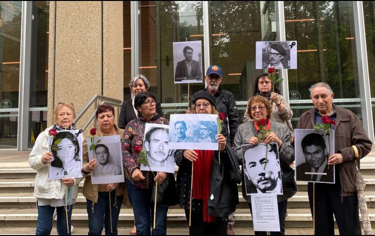 Festejan. A las afueras del Tribunal Federal de Sídney activistas chilenos celebraron la decisión, con las fotos y nombres de las personas desaparecidas. EFE