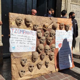 Universitarios protestan en el Congreso de Jalisco durante arranque de la glosa del informe