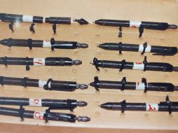 Imagen de las plumas pistolas que portaba el ahora detenido. ESPECIAL /