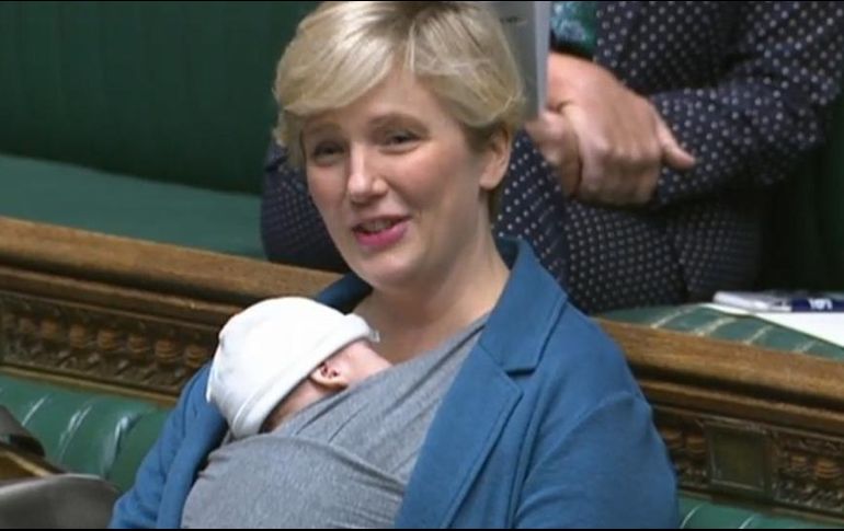 Stella Creasy en la Cámara de los Comunes con su hijo en septiembre pasado. PA MEDIA