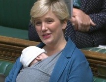 Stella Creasy en la Cámara de los Comunes con su hijo en septiembre pasado. PA MEDIA