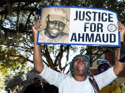 Una manifestante reacciona en Brunswick, estado de Georgia, luego de que el jurado declaró culpables a los acusados del asesinato de Ahmaud Arbery. EFE/EPA/J. Gilbert