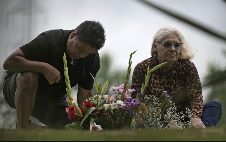 Buenos Aires, Argentina. Hermanos de Maradona en el cementerio de Bella Vista. AFP / J. Mabromata