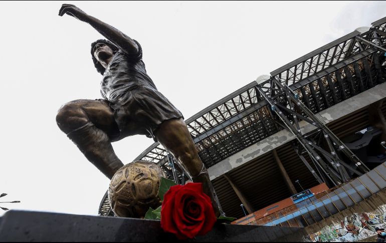 Nápoles, Italia. Se dejó una rosa junto a la estatua de Maradona inaugurada en el primer aniversario de su muerte frente al estadio que lleva su nombre. AP / A. Garofalo