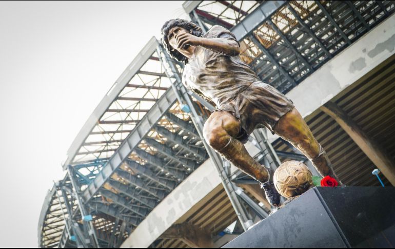 Nápoles, Italia. La estatua de bronce de tamaño natural que representa a Maradona fue hecha por el escultor italiano Domenico Sepe. EFE / C. Abbate