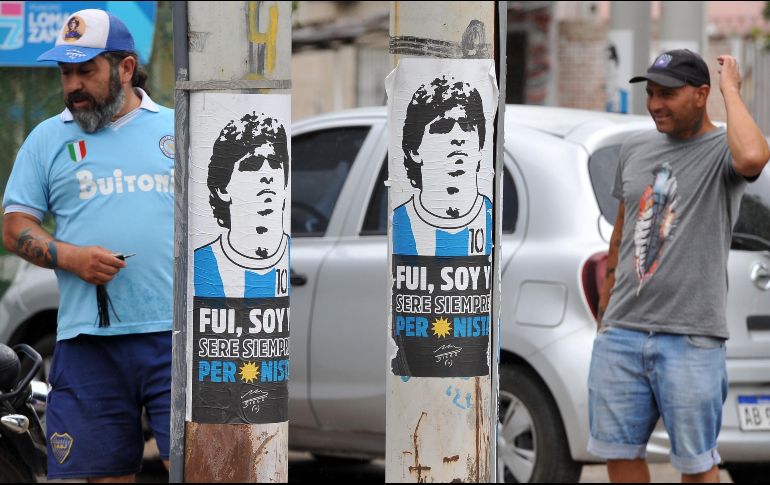 Villa Fiorito, Buenos Aires, Argentina. Vista de carteles con la imagen del astro del futbol Diego Maradona hoy en Argentina. EFE/ E. García Medina