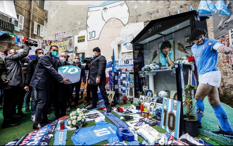 El presidente del Napoli, Aurelio De Laurentiis, en el centro, deposita flores con motivo del primer aniversario de la muerte de Diego Armando Maradona. AP / A. Garofalo