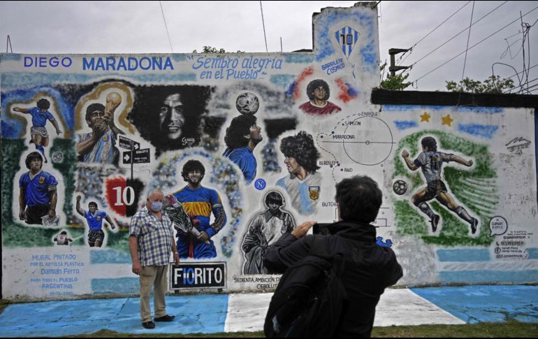 Buenos Aires, Argentina. Aficionados de Maradona afuera del cementerio de Bella Vista. AFP / J. Mabromata