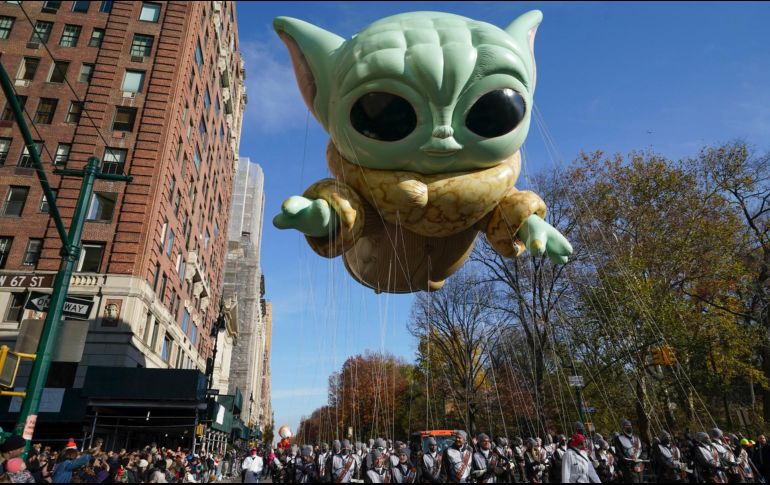Los globos gigantes, que el año pasado estuvieron atados a vehículos, volvieron ahora a ser manipulados por personas a pie que acudieron disfrazadas al evento. AP / S. Wenig