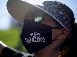 Una mujer en una manifestación en El Salvador por el Día Internacional de la Eliminación de la Violencia contra la Mujer. EFE/R. Sura