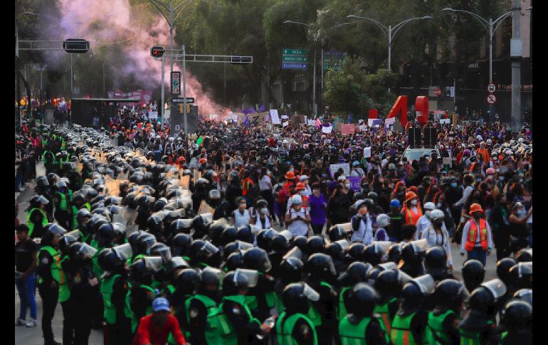 Organizaciones feministas y sociedad civil protestan en el Día Internacional de la Eliminación de la Violencia contra la Mujer, en Ciudad de México. EFE/M. Hartz