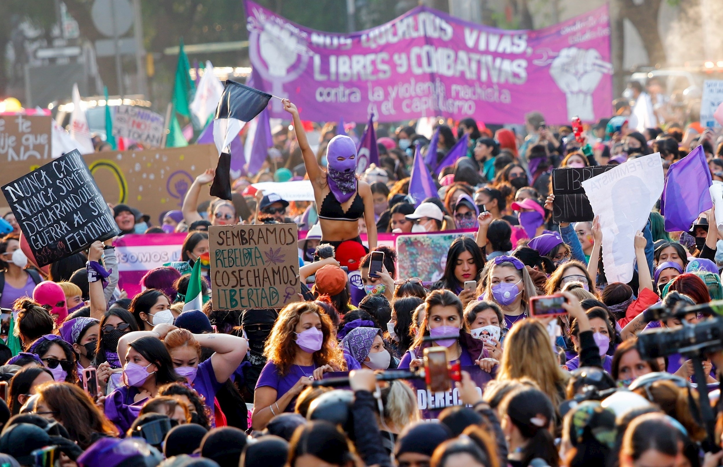 Marcha en CDMX: Miles de mujeres exigen un alto a la violencia de ...