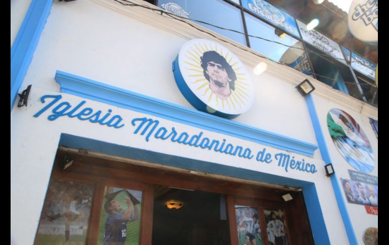 HOMENAJE. Los aficionados del futbol en San Andrés Cholula, crearon la Iglesia Maradoniana para todos aquellos que tienen al creador de la 