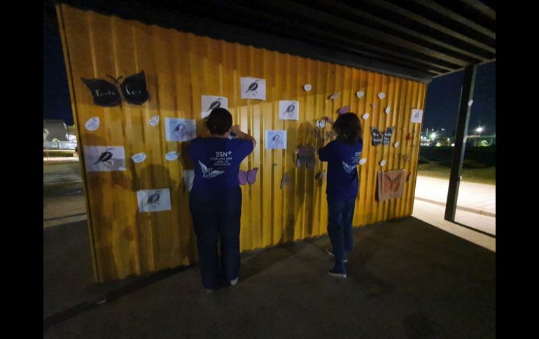 Durante la concentración, las asistentes colocaron las alondras y las mariposas con los nombres de las víctimas a manera de mural. ESPECIAL