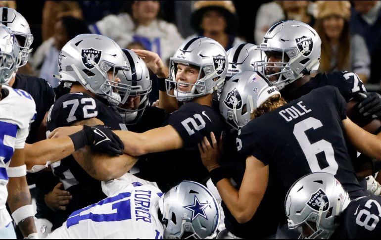 Daniel Carlson (#2) conectó su quinto y último gol de campo del juego en tiempo extra. AP/R. Jenkins