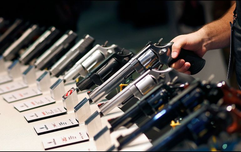 México acusa la facilidad que hay en el tráfico de armas que fortalece los cárteles de la droga. AP/J. Locher