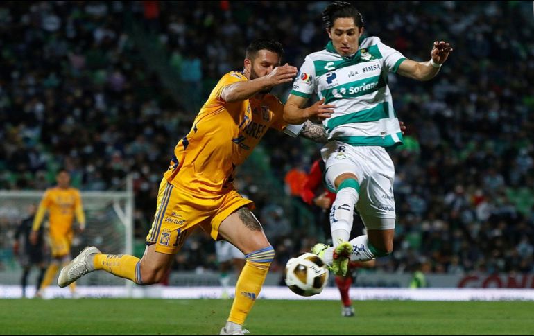 André-pierre Gignac disputa el balón con Alan Cervantes, durante la ida de los cuartos de final del Torneo Apertura 2021. EFE / A. Herrera