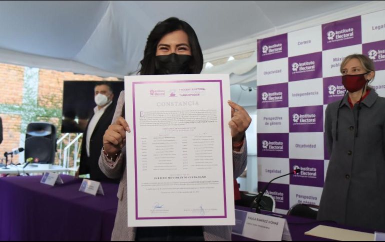 Citlalli Amaya se mostró feliz tras recibir la constancia del IEPC. ESPECIAL /