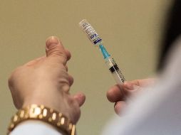 Autoridades reconocieron que sigue el rezago entre las personas de 40 a 59 años que no han acudido a aplicarse la segunda dosis. AFP / ARCHIVO