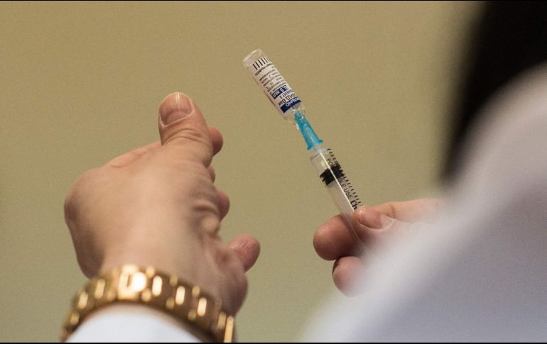 Autoridades reconocieron que sigue el rezago entre las personas de 40 a 59 años que no han acudido a aplicarse la segunda dosis. AFP / ARCHIVO