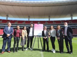 El presidente de Chivas, Amaury Vergara, recibió al Embajador británico Jon Benjamin, como parte de los eventos organizados en el Día Internacional de la Erradicación de la Violencia contra las Mujeres. ESPECIAL / Chivas