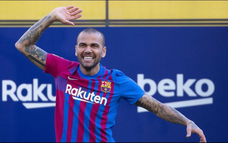 Dani Alves quedó libre tras una segunda etapa en el FC Barcelona, club que se despidió del brasileño y dejó la puerta abierta para su llegada a la Liga MX. EFE / ARCHIVO