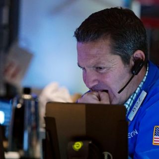 Wall Street cierra con la peor caída del año por nueva variante de COVID