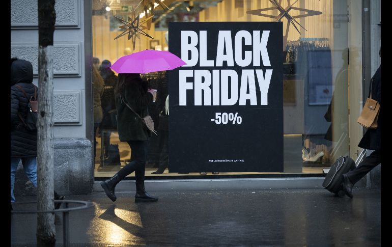 Las compras por Internet, los artículos agotados debido a la escasez de suministros, los altos precios de la gasolina y los alimentos, así como la falta de personal, afectaron al 