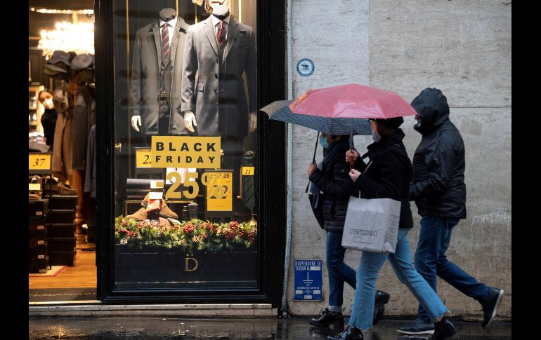 Las compras por Internet, los artículos agotados debido a la escasez de suministros, los altos precios de la gasolina y los alimentos, así como la falta de personal, afectaron al 