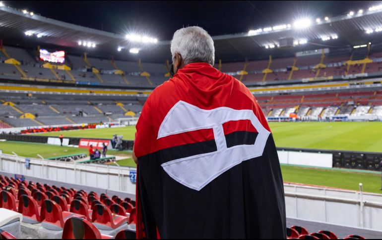 PESE A TODO. La euforia, el ánimo y las ganas de ver a su equipo avanzar a la Semifinal, hace que la Fiel rompa el cochinito y acuda al graderío del Jalisco. IMAGO7