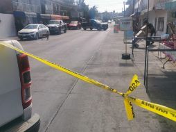 La víctima, de entre 40 a 45 años de edad, estaba recostada en el piso del local boca abajo. ESPECIAL