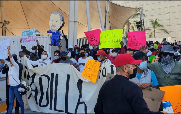 Por un lado, manifestantes que se dijeron estudiantes de la UdeG protestaron en contra de los dirigentes de la Casa de Estudios; por el otro, un grupo lanzaba consignas en contra del gobernador de Jalisco. EL INFORMADOR / R. Rivas