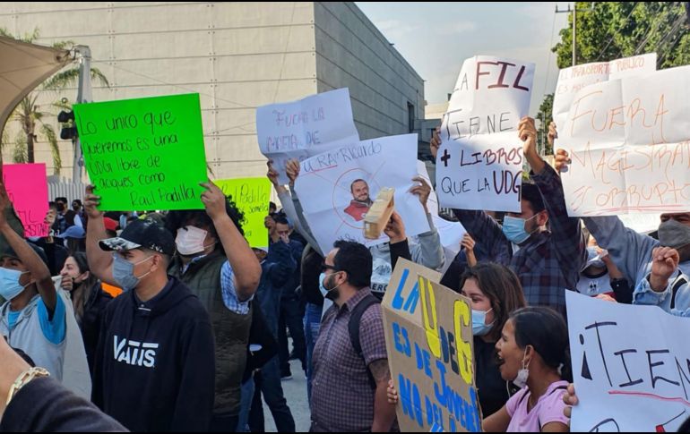 Algunos lanzaron consignas en contra del presidente de la FIL Raúl Padilla y del rector Ricardo Villanueva. EL INFORMADOR / R. Rivas