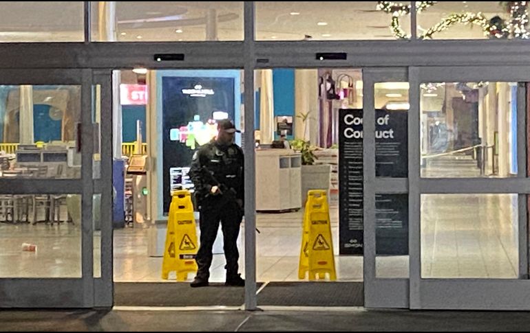 Cuando el centro comercial fue cerrado por seguridad, muchos de los compradores que quedaron dentro se refugiaron en las tiendas. AP/C. Sailor