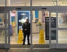 Cuando el centro comercial fue cerrado por seguridad, muchos de los compradores que quedaron dentro se refugiaron en las tiendas. AP/C. Sailor