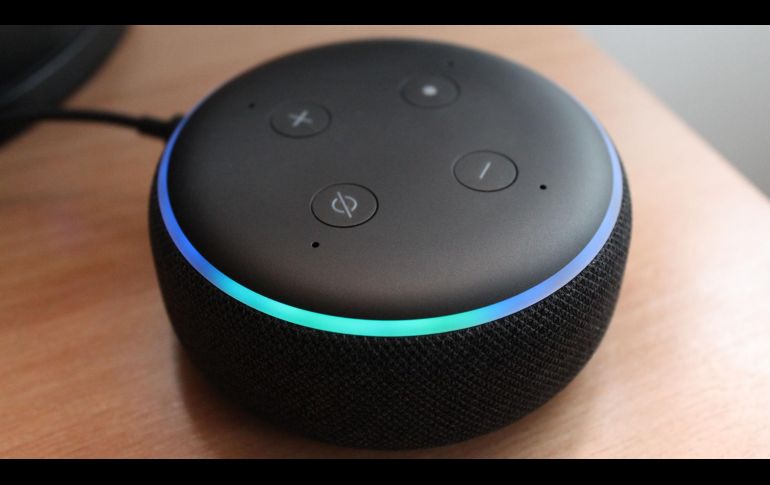 Asistentes virtuales como Alexa o Siri cuentan por defecto con voces femeninas, por razones prácticas y -según tildan algunos- por cuestiones de tintes machistas. UNSPLASH/ LAZAR GUGLETA