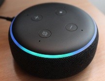 Asistentes virtuales como Alexa o Siri cuentan por defecto con voces femeninas, por razones prácticas y -según tildan algunos- por cuestiones de tintes machistas. UNSPLASH/ LAZAR GUGLETA