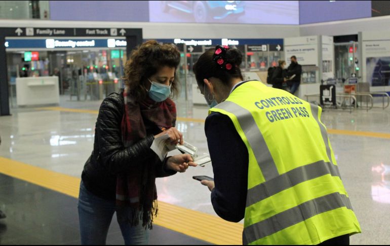 Pasajeros se someten a pruebas de COVID-19 en el aeropuerto de Fiumicino, en Italia. El país europeo ha prohibido el ingreso a pasajeros de Sudáfrica, entre otros, debido a la variante ómicron. EFE/EPA/Telenews