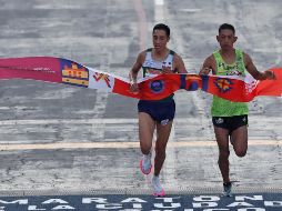 Darío Castro, quien es miembro del ejército nacional, terminó su carrera con un tiempo de 02:14:51, apenas separado del también mexicano Eloy Sánchez, quien detuvo su reloj en 02:14:52. EFE/M. Guzmán