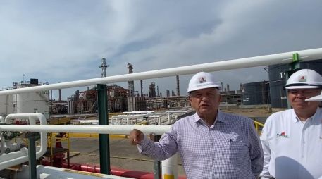 AMLO acudió a supervisar los avances de rehabilitación de la refinería de Salina Cruz. YOUTUBE/Andrés Manuel López Obrador